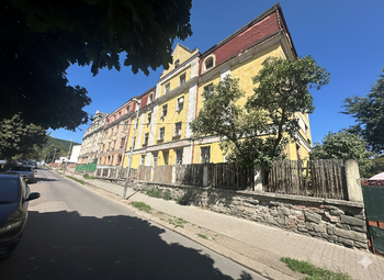 Pohled na bytové domy z ul. U jeslí, ÚL-centrum. - Prodej nájemního domu 972 m², Ústí nad Labem 