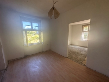 Jiný vzorový byt 1+1- pohled z kuchyně do pokoje.. - Prodej nájemního domu 972 m², Ústí nad Labem