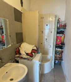 Koupelna dalšího vzorového bytu 1+1 se sprchovým koutem. - Prodej nájemního domu 972 m², Ústí nad Labem