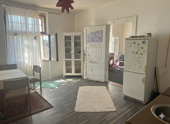 Další vzorový byt 1+1 - kuchyň + pohled do pokoje. - Prodej nájemního domu 972 m², Ústí nad Labem