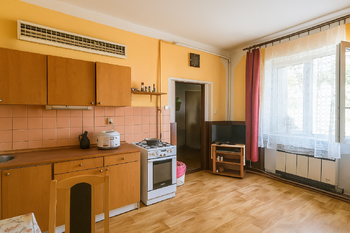 Vzorový byt 1+1 - pohled přes kuchyň do předsíně se soc. zázemím. - Prodej nájemního domu 972 m², Ústí nad Labem