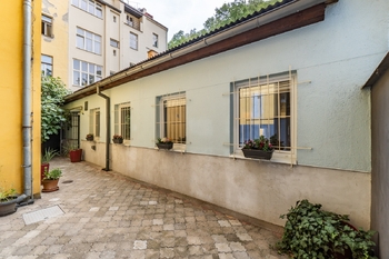 Pohled na dům - Prodej bytu atypický v osobním vlastnictví 60 m², Praha 8 - Karlín