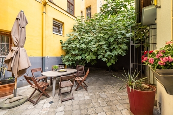 Posezení na dvoře - Prodej bytu atypický v osobním vlastnictví 60 m², Praha 8 - Karlín