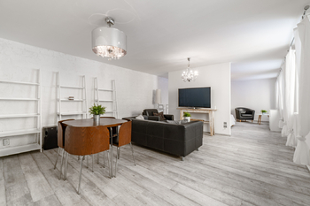 Obývací část - Prodej bytu atypický v osobním vlastnictví 60 m², Praha 8 - Karlín