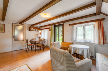 Horní pokoj s kuchyňskou linkou - Prodej chaty / chalupy 192 m², Krompach