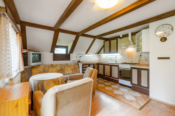 Horní pokoj s kuchyňskou linkou - Prodej chaty / chalupy 192 m², Krompach
