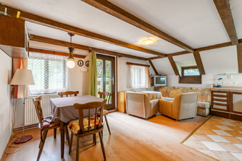 Horní pokoj s kuchyňskou linkou - Prodej chaty / chalupy 192 m², Krompach
