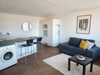 Obývací pokoj kuchyňským koutem a ložnicí. - Pronájem bytu 1+kk v osobním vlastnictví 35 m², Praha 8 - Karlín