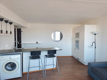 Obývací pokoj kuchyňským koutem a ložnicí. - Pronájem bytu 1+kk v osobním vlastnictví 35 m², Praha 8 - Karlín