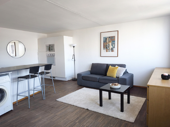 Obývací pokoj kuchyňským koutem a ložnicí. - Pronájem bytu 1+kk v osobním vlastnictví 35 m², Praha 8 - Karlín 