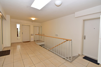 Chodba u bytové jednotky. - Pronájem bytu 1+kk v osobním vlastnictví 35 m², Praha 8 - Karlín