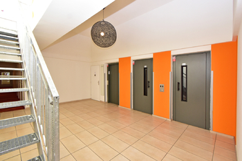 Chodba na patře a vstup na terasu.  - Pronájem bytu 1+kk v osobním vlastnictví 35 m², Praha 8 - Karlín