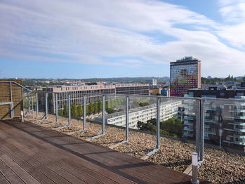 Společná terasa s krásným výhledem na Prahu. - Pronájem bytu 1+kk v osobním vlastnictví 35 m², Praha 8 - Karlín