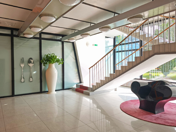 Přízemí budovy. - Pronájem bytu 1+kk v osobním vlastnictví 35 m², Praha 8 - Karlín
