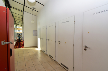 Přízemí budovy. Prádelna a fitness v domě.  - Pronájem bytu 1+kk v osobním vlastnictví 35 m², Praha 8 - Karlín