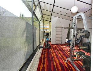 Přízemí budovy. Prádelna a fitness v domě.  - Pronájem bytu 1+kk v osobním vlastnictví 35 m², Praha 8 - Karlín