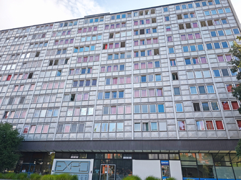 Pohled na budovu z ul. Molákova.  - Pronájem bytu 1+kk v osobním vlastnictví 35 m², Praha 8 - Karlín