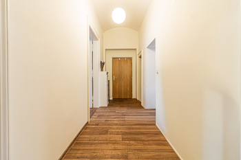 Vstupní dveře z prvního patra - Pronájem bytu 3+1 v osobním vlastnictví 95 m², Praha 2 - Vinohrady