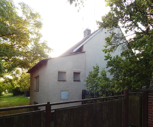 Pohled z příjezdové cesty - Prodej domu 58 m², Břežany