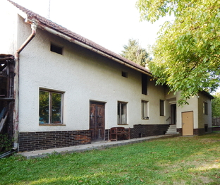 Pohled na stodolu, schody k hlavnímu vchodu a dveře do sklepa ze dvora  - Prodej domu 58 m², Břežany 