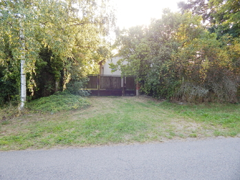 Vjezd z hlavní komunikace - Prodej domu 58 m², Břežany