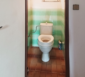 Samostatné WC - Prodej domu 58 m², Břežany