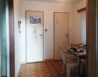 Vstupní chodba, dveře na WC a do spíže - Prodej domu 58 m², Břežany