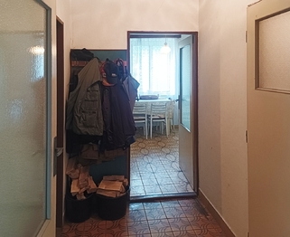Vstup z chodby do kuchyně - Prodej domu 58 m², Břežany