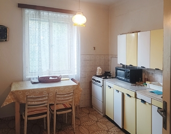 Kuchyň a okno do sousední zahrady - Prodej domu 58 m², Břežany
