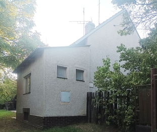 Pohled z příjezdové cesty na okna do vstupní chodby, spíže a WC - Prodej domu 58 m², Břežany