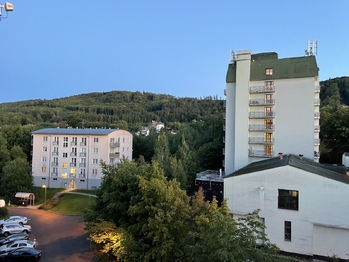 Výhled z obývacího pokoje - Prodej bytu 4+kk v osobním vlastnictví 131 m², Karlovy Vary