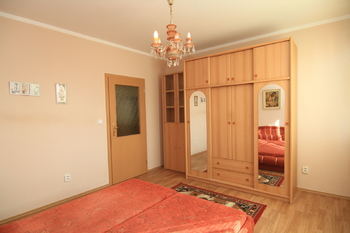 ložnice-samostatný pokoj vlevo - Prodej bytu 4+kk v osobním vlastnictví 131 m², Karlovy Vary