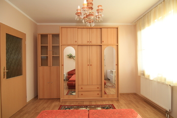 ložnice-samostatný pokoj vlevo - Prodej bytu 4+kk v osobním vlastnictví 131 m², Karlovy Vary