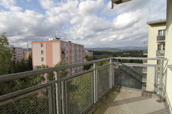 Výhled z ložnice s balkonem - Prodej bytu 4+kk v osobním vlastnictví 131 m², Karlovy Vary