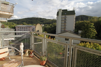 Pohled z balkonu - Prodej bytu 4+kk v osobním vlastnictví 131 m², Karlovy Vary
