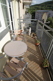 balkon u obývacího pokoje  - Prodej bytu 4+kk v osobním vlastnictví 131 m², Karlovy Vary