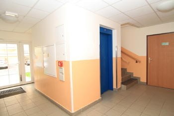 Vstupní chodba do domu - Prodej bytu 4+kk v osobním vlastnictví 131 m², Karlovy Vary