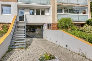 Vstup do domu - Pronájem bytu 2+kk v osobním vlastnictví 48 m², Praha 8 - Libeň