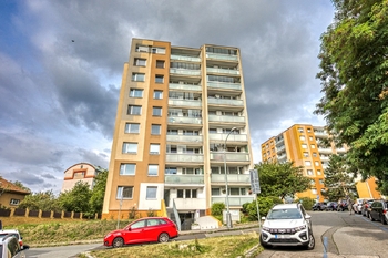 Pohled na dům - Pronájem bytu 2+kk v osobním vlastnictví 48 m², Praha 8 - Libeň 