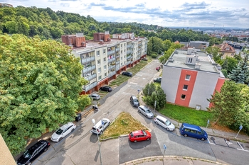 Pohled z lodžie - Pronájem bytu 2+kk v osobním vlastnictví 48 m², Praha 8 - Libeň