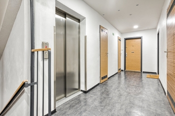 Domovní chodba - Pronájem bytu 2+kk v osobním vlastnictví 48 m², Praha 8 - Libeň