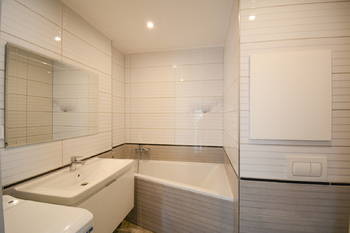 Koupelna s WC - Pronájem bytu 4+1 v osobním vlastnictví 94 m², Hradec Králové