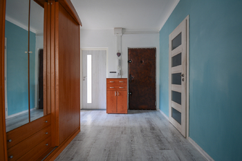 Chodba bytu  - Pronájem bytu 4+1 v osobním vlastnictví 94 m², Hradec Králové