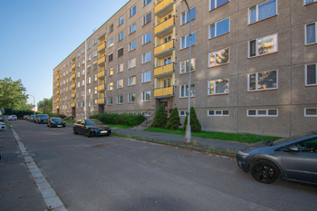 Pohled na dům - přední část - Pronájem bytu 4+1 v osobním vlastnictví 94 m², Hradec Králové