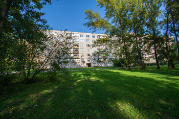 Pohled na dům - zadní část - Pronájem bytu 4+1 v osobním vlastnictví 94 m², Hradec Králové