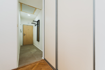 CHODBA - Pronájem bytu 2+1 v osobním vlastnictví 58 m², Praha 10 - Strašnice