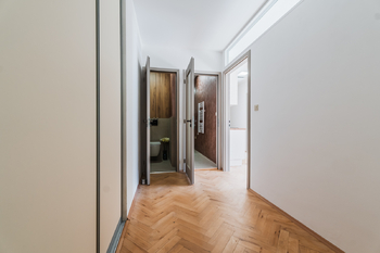 POHLED Z CHODBY - Pronájem bytu 2+1 v osobním vlastnictví 58 m², Praha 10 - Strašnice