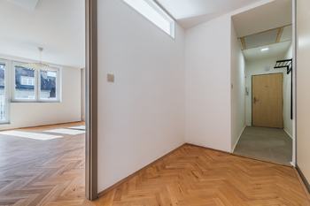 CHODBA - Pronájem bytu 2+1 v osobním vlastnictví 58 m², Praha 10 - Strašnice