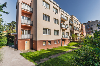 POHLED Z ULICE VYKÁŇSKÁ - Pronájem bytu 2+1 v osobním vlastnictví 58 m², Praha 10 - Strašnice