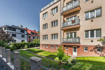 POHLED Z ULICE VYKÁŇSKÁ - Pronájem bytu 2+1 v osobním vlastnictví 58 m², Praha 10 - Strašnice